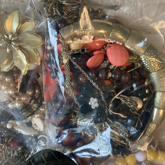 ☘️Lot of Costume Jewelry - 3lbs - Picture 3 of 3